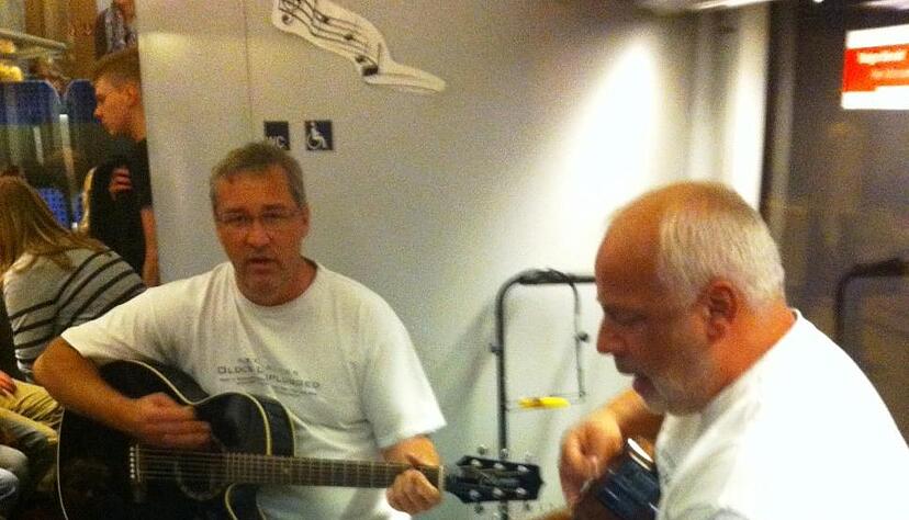 Das Duo Sarti Blues unterhielt die Fahrgäste im Sonderzug mit akustisch vorgetragenen Oldies. Foto: Frank Lutz