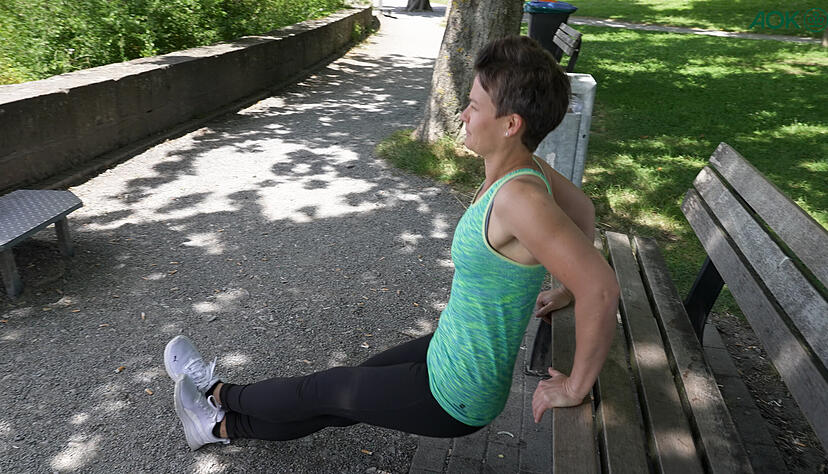 Beim Functional Training benötigt man keine teuren Geräte, sondern kann auch den öffentlichen Raum als Hilfsmittel bei den Übungen nutzen. Beim Functional Training benötigt man keine teuren Geräte, sondern kann auch den öffentlichen Raum als Hilfsmittel bei den Übungen nutzen.