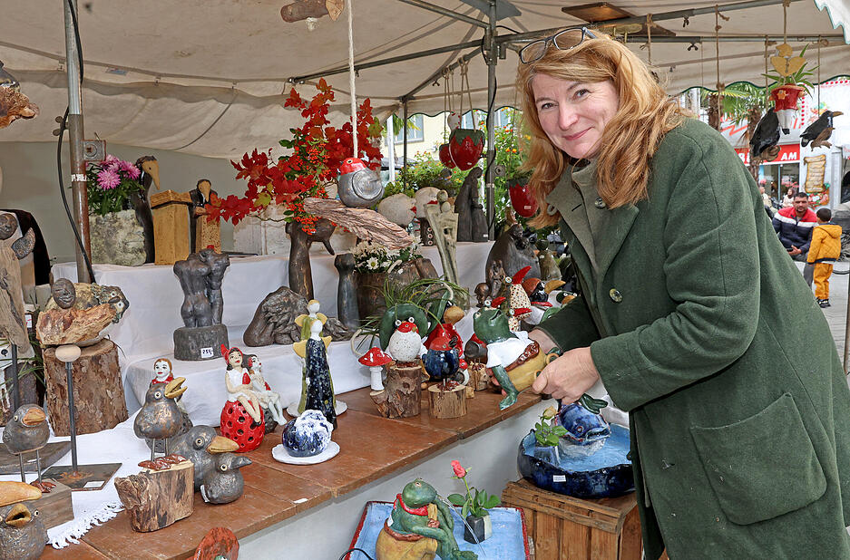 Handgemachte Kunststücke aus Ton, ob als Vasen, Schüsseln oder als kunstvolle Figuren locken in die Innenstadt. Handgemachte Kunststücke aus Ton, ob als Vasen, Schüsseln oder als kunstvolle Figuren locken in die Innenstadt.