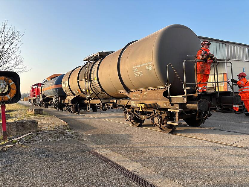 Ein Trafo-Schwertransport ist auf dem Weg durch die Region. Ein Trafo-Schwertransport ist auf dem Weg durch die Region.