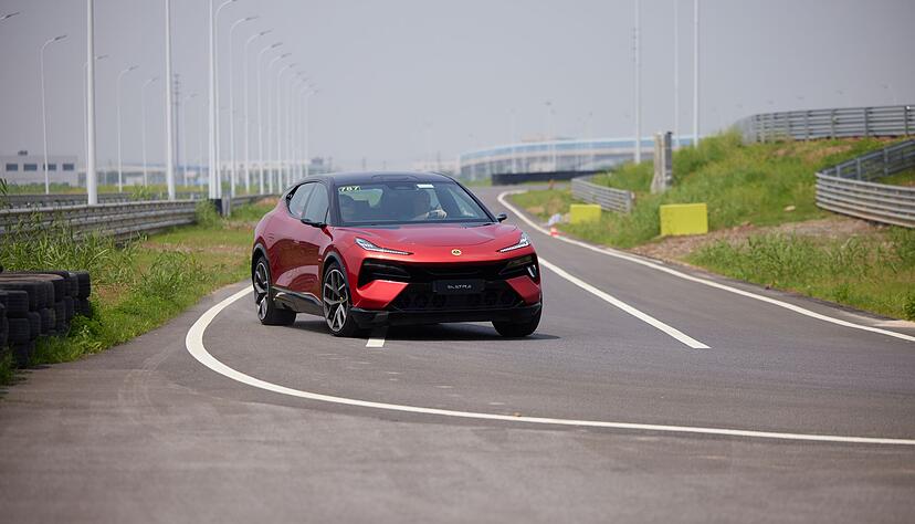 Der Lotus Eletre ist nicht nur besonders schnell, sondern überzeugt auch durch sein optimiertes Kurvenverhalten.