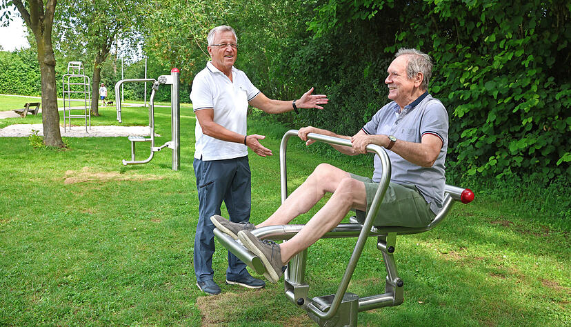 Roland Gärtner macht vor, wie der Rudertrainer, eines von drei Fitnessgeräten im Hofwiesenpark funktioniert. Wolfgang Wörner staunt über die Fitness seines Vorstandskollegen der Bürgerstiftung. Roland Gärtner macht vor, wie der Rudertrainer, eines von drei Fitnessgeräten im Hofwiesenpark funktioniert. Wolfgang Wörner staunt über die Fitness seines Vorstandskollegen der Bürgerstiftung.