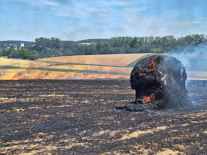 Ein Heuballen steht auf einem Feld bei Absatt in Flammen. Ein Heuballen steht auf einem Feld bei Absatt in Flammen.