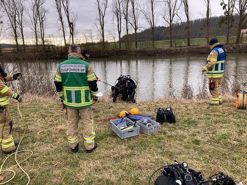 Auto versinkt im Neckar bei Gundelsheim Auto versinkt im Neckar bei Gundelsheim