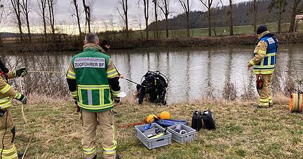 Auto versinkt im Neckar bei Gundelsheim