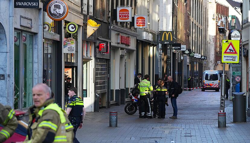 Bei einer Messerattacke im Zentrum von Amsterdam sind nach Polizeiangaben f&uuml;nf Menschen verletzt worden.