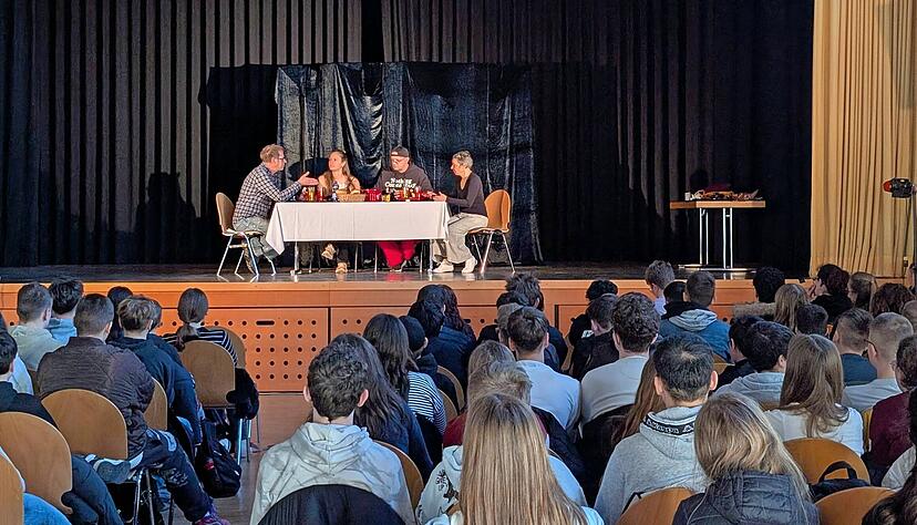 Familie Jung sitzt zum gemeinsamen Essen am Tisch: Annika und ihr Bruder Benni zeigen in dem St&uuml;ck gest&ouml;rtes Essverhalten.