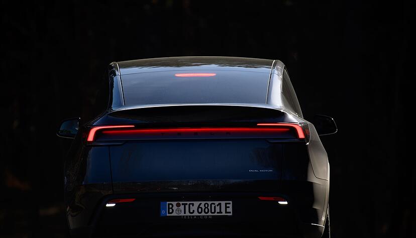 Die Heckpartie wird optisch von einer indirekt leuchtenden LED-Leiste dominiert. Die Heckpartie wird optisch von einer indirekt leuchtenden LED-Leiste dominiert.