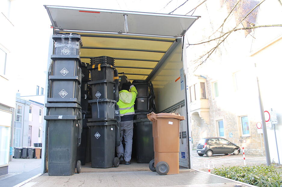 Ausgediente M&uuml;lltonnen werden zur Weiterverwertung ins Entsorgungszentrum gebracht.