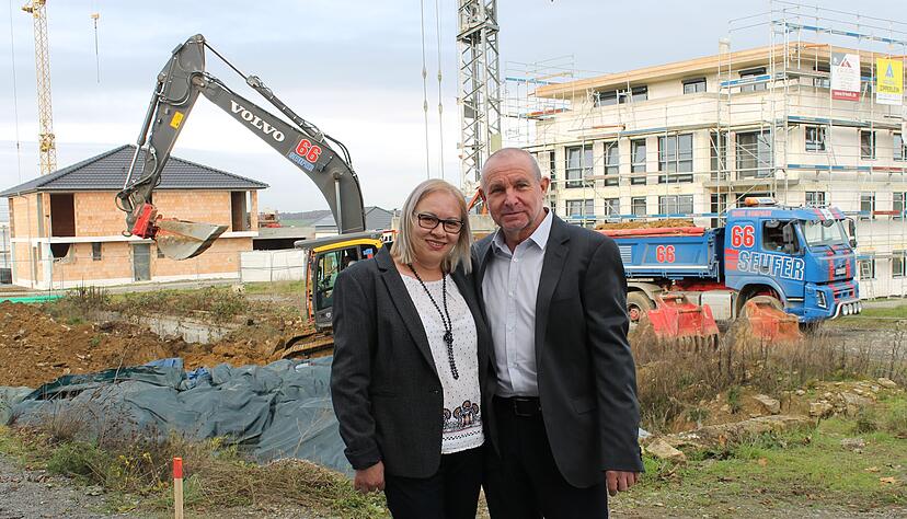Stehen hinter dem Hotel Brandhölzle: Voichita und Günter Hediger. Foto: Gajer, Simon