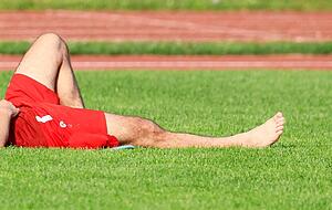 Niedergeschalgen lagen die Öhringer nach dem Schlusspfiff auf dem Rasen. Nach einer 3:10-Niederlage auch kein Wunder.
Foto: Marc Schmerbeck Niedergeschalgen lagen die Öhringer nach dem Schlusspfiff auf dem Rasen. Nach einer 3:10-Niederlage auch kein Wunder.
Foto: Marc Schmerbeck