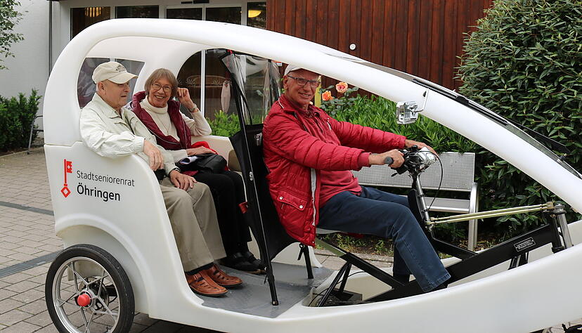 F&uuml;r Rosemarie Ulke und Konrad Fr&ouml;hlich geht die Fahrt in der E-Rikscha des Stadtseniorenrats &Ouml;hringen ganz bequem vor der Haust&uuml;re der Seniorenheimat los.