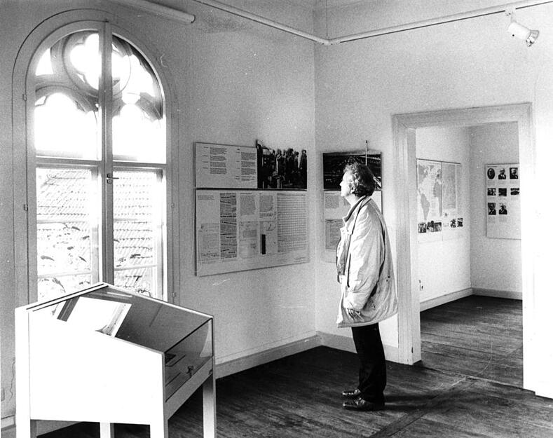 Neben Exponaten in Vitrinen informieren Texttafeln die Museumsbesucher über die jüdische Geschichte. Hier ein Bild aus dem November 1992. Neben Exponaten in Vitrinen informieren Texttafeln die Museumsbesucher über die jüdische Geschichte. Hier ein Bild aus dem November 1992.