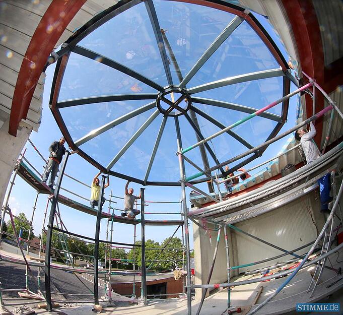 Im Heilbronner Stadtteil Böckingen montieren Aleviten im Juni 2014 die Kuppel für ihren neuen Gebetsraum. Im Heilbronner Stadtteil Böckingen montieren Aleviten im Juni 2014 die Kuppel für ihren neuen Gebetsraum.