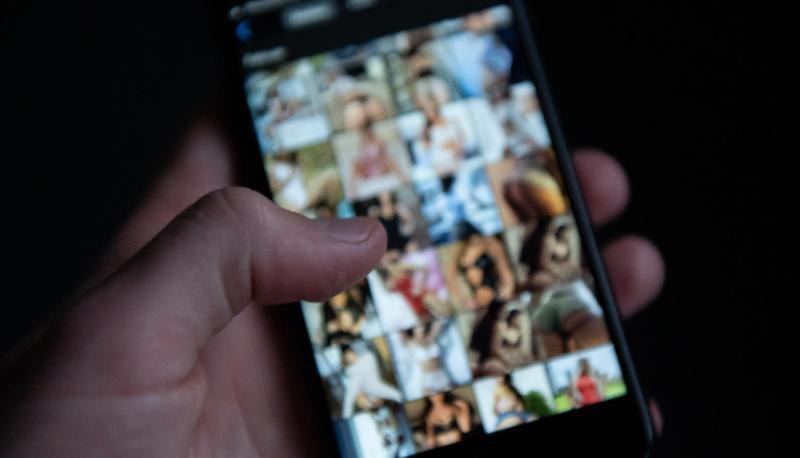 Ein Mann schaut sich auf einem Smartphone pornografische Bilder an. Das Polizeipräsidium Heilbronn ist am Dienstag mit einer Razzia gegen Verdächtige vorgegangen, die kinderpornografische Inhalte besessen und verbreitet haben sollen. Themenfoto: dpa Ein Mann schaut sich auf einem Smartphone pornografische Bilder an. Das Polizeipräsidium Heilbronn ist am Dienstag mit einer Razzia gegen Verdächtige vorgegangen, die kinderpornografische Inhalte besessen und verbreitet haben sollen. Themenfoto: dpa