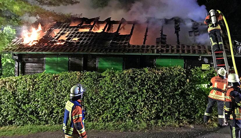 Im Juni 2020 stand die Albvereinshütte in Flammen. Der Angeklagte räumte ein, auch dieses Feuer gelegt zu haben.
Foto: Archiv/Hoffmann Im Juni 2020 stand die Albvereinshütte in Flammen. Der Angeklagte räumte ein, auch dieses Feuer gelegt zu haben.
Foto: Archiv/Hoffmann