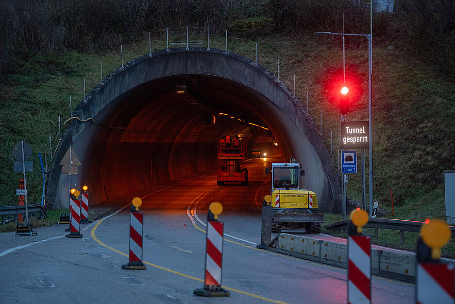 Januar: Sperrung des Schemelsbergtunnels auf der B39 bei Weinsberg. Die 34 Jahre alte R&ouml;hre muss betriebs- und sicherheitstechnisch ert&uuml;chtigt werden.