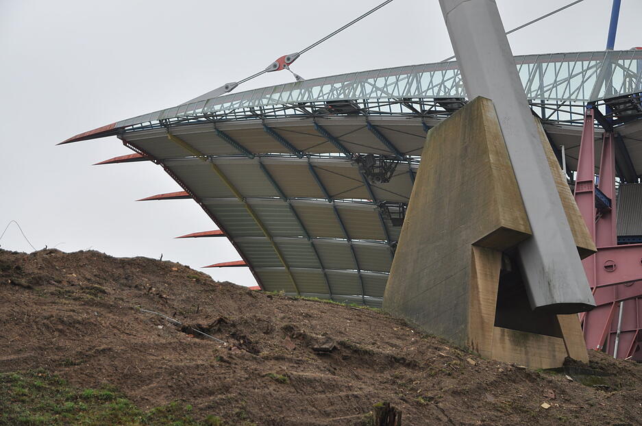 Dach der Haupttribüne und Flutlichtmast. Provisorien zur Beleuchtung werden derzeit eingebaut, im neuen Stadion hängen die Lichter unter dem Dach.