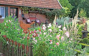 Am ehesten ist der Cottage-Garten mit dem heimischen Bauerngarten zu vergleichen. Dennoch gibt es Unterschiede.