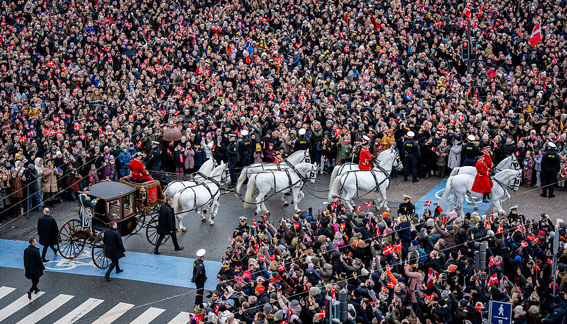 D&auml;nemarks K&ouml;nigin Margrethe II. wird von der berittenen Schwadron des Garde-Husaren-Regiments in der goldenen Kutsche von Schloss Amalienborg zum Schloss Christiansborg eskortiert. Die langj&auml;hrige K&ouml;nigin Margrethe II. &uuml;bergibt den Thron am Sonntag nach 52 Jahren Regentschaft an ihren Sohn Kronprinz Frederik, der k&uuml;nftig den Titel K&ouml;nig Frederik X. tragen wird.