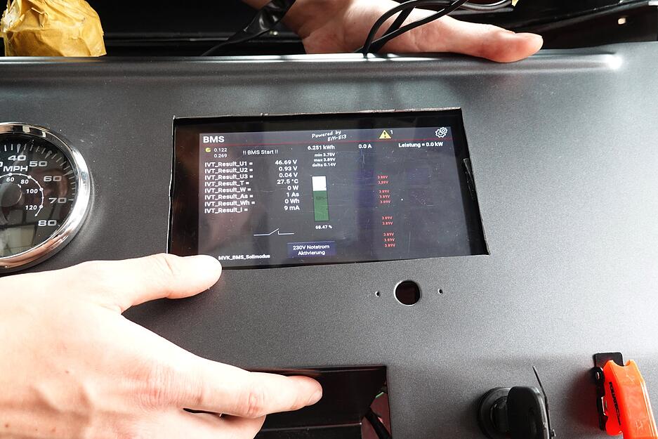 Die Steuerelektronik wurde von den Azubis selbst programmiert. Ein Display gibt alle Daten aus. Die Steuerelektronik wurde von den Azubis selbst programmiert. Ein Display gibt alle Daten aus.