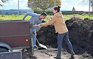 In Scheppach wird nicht nur Grüngut abgegeben. Frederik und Simone Streeb etwa sind heute hier, um neue Erde zu holen. Die gibt es kostenlos.