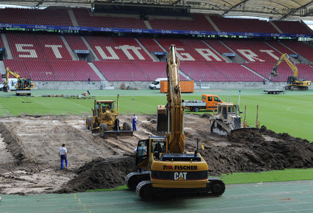 Das 60,8 Millionen teure Projekt soll von August 2011 bei Bundesligaspielen statt 57.000 rund 60.000 Platz bieten. Das 60,8 Millionen teure Projekt soll von August 2011 bei Bundesligaspielen statt 57.000 rund 60.000 Platz bieten.