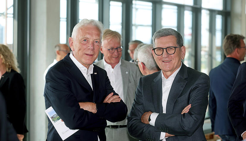 Reinhold Geilsdörfer (rechts), hier zusammen mit Harry Mergel beim Richtfest des Hip-Turms auf dem Gelände des künftigen Bildungscampus West, ist seit neun Jahren für die Dieter-Schwarz-Stiftung tätig. (Foto: Ralf Seidel) Reinhold Geilsdörfer (rechts), hier zusammen mit Harry Mergel beim Richtfest des Hip-Turms auf dem Gelände des künftigen Bildungscampus West, ist seit neun Jahren für die Dieter-Schwarz-Stiftung tätig. (Foto: Ralf Seidel)