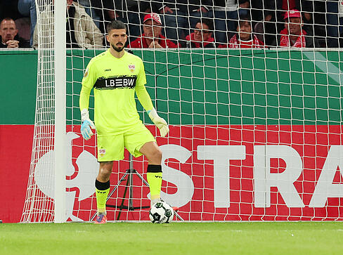 Fabian Bredlow: Er ist da, wenn er gebraucht wird. Das gilt nicht nur für die Einsätze, sondern auch für das Spiel des VfB beim FSV Mainz 05. Bredlow hatte lange Zeit kaum Chancen, sich auszuzeichnen, hielt aber die Null fest. Note: 3 Fabian Bredlow: Er ist da, wenn er gebraucht wird. Das gilt nicht nur für die Einsätze, sondern auch für das Spiel des VfB beim FSV Mainz 05. Bredlow hatte lange Zeit kaum Chancen, sich auszuzeichnen, hielt aber die Null fest. Note: 3