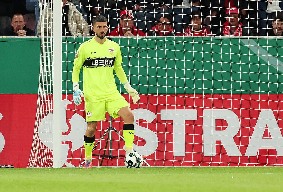 Fabian Bredlow: Er ist da, wenn er gebraucht wird. Das gilt nicht nur für die Einsätze, sondern auch für das Spiel des VfB beim FSV Mainz 05. Bredlow hatte lange Zeit kaum Chancen, sich auszuzeichnen, hielt aber die Null fest. Note: 3 Fabian Bredlow: Er ist da, wenn er gebraucht wird. Das gilt nicht nur für die Einsätze, sondern auch für das Spiel des VfB beim FSV Mainz 05. Bredlow hatte lange Zeit kaum Chancen, sich auszuzeichnen, hielt aber die Null fest. Note: 3