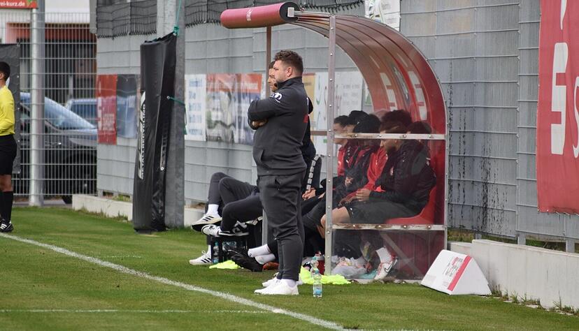 Aufmerksam am Seitenrand: die Co-Trainer von Türkspor Neckarsulm, Robin Neupert und Marco Sautter (dahinter).