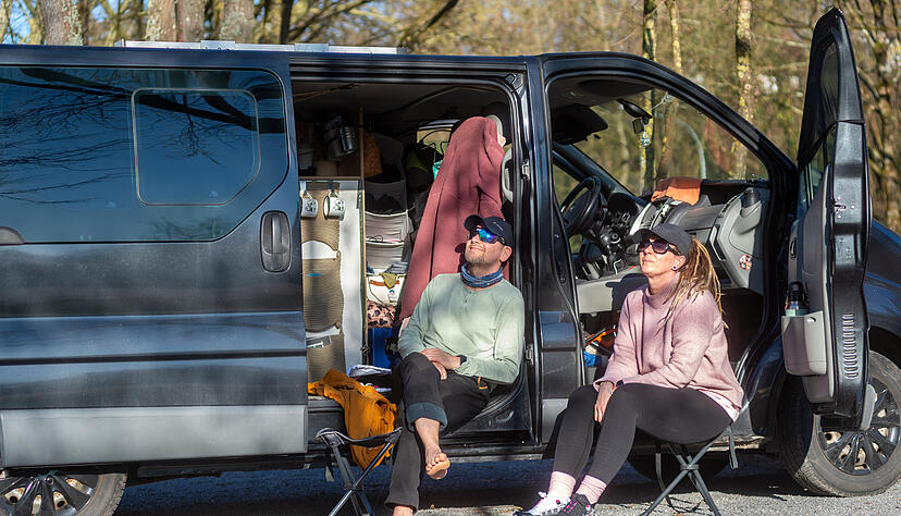 Wohnmobil-Ausfl&uuml;gler nehmen am Heilbronner Wertwiesenpark ein Bad in der Sonne.