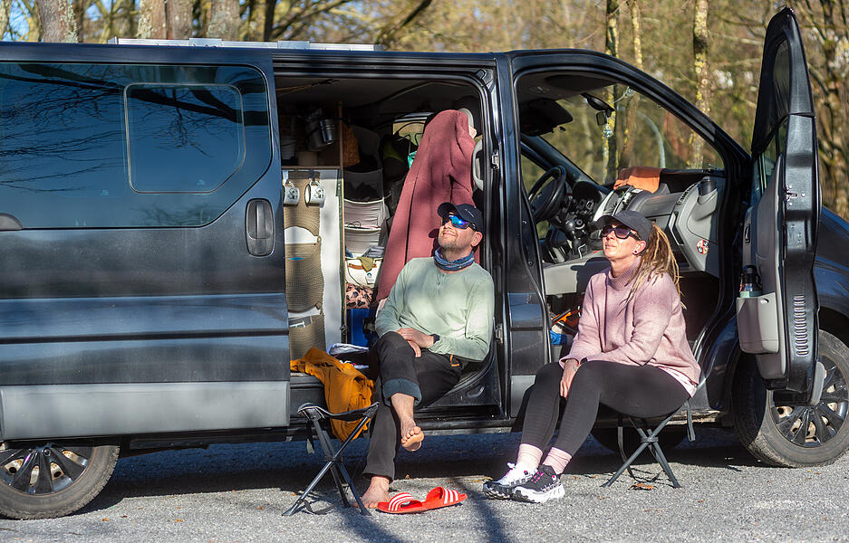 Wohnmobil-Ausfl&uuml;gler nehmen am Heilbronner Wertwiesenpark ein Bad in der Sonne.