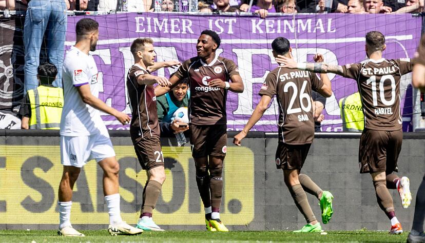 Die St.-Pauli-Profis feiern das Tor von Oladapo Afolayan (M.).