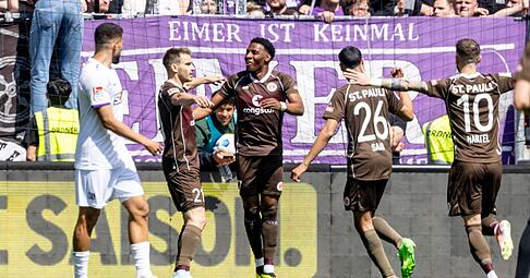 Die St.-Pauli-Profis feiern das Tor von Oladapo Afolayan (M.).