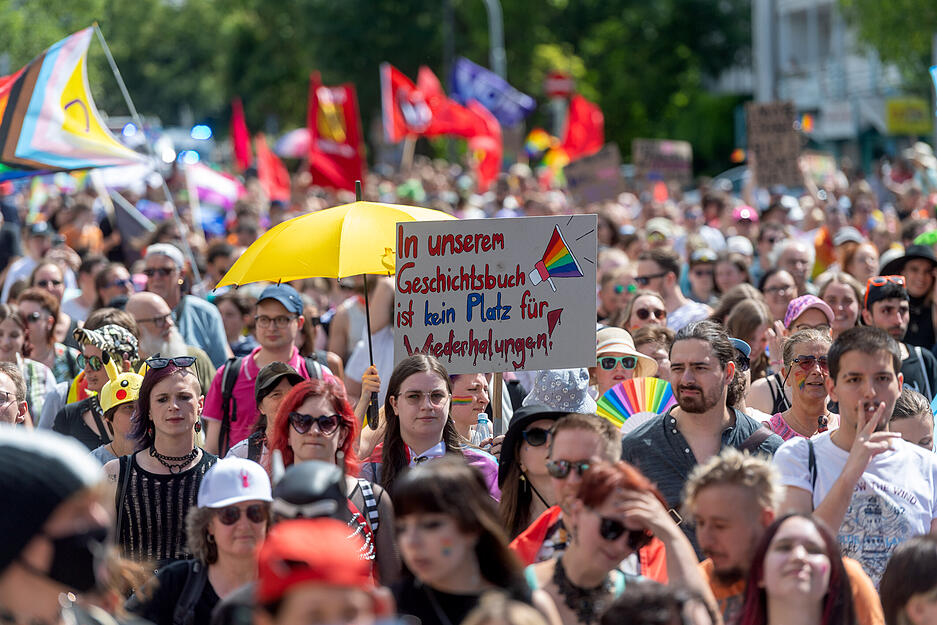 Beim CSD in Heilbronn geht es nicht nur um die Stimmung. Einige Teilnehmer haben auch Schilder mit Botschaften dabei.