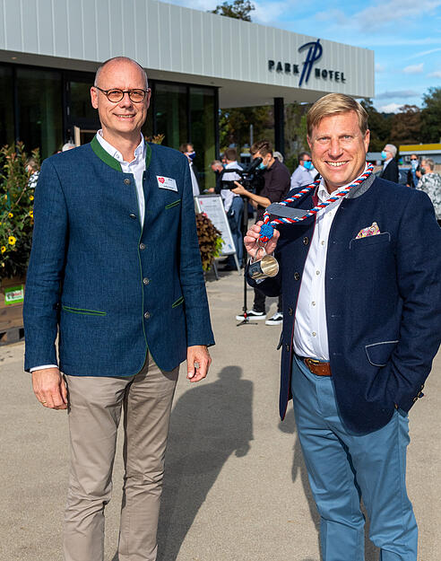 Steffen Schoch wurde von Nico Weinmann (r.) zum Herbstritter geschlagen.