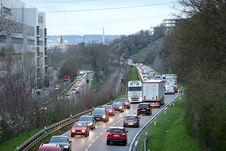 Streik der Gewerkschaften Verdi und EVD. Stau auf der B27 zwischen Neckarsulm und Bad Friedrichshall - Kochendorf auf Höhe Audi Werk