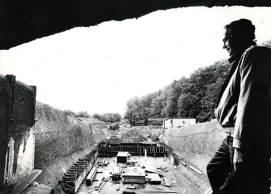 29. Mai 1987: Neuer Ausblick. Am Ende des Tunnels ist nun der Blick auf die östliche Baustelle frei, die in unmittelbarer Nähe zur Autobahn liegt.