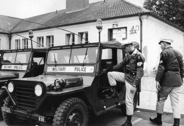 1968: Tag und Nacht ist die Military-Police Station (MP) der Wharton-Barracks, gegenüber der Hoover-Wohnsiedlung, mit dreissig Mann besetzt.