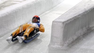 Auch Au&szlig;enseiter Shiva Palan aus Indien muss mit der anspruchsvollen Eisbahn klarkommen.