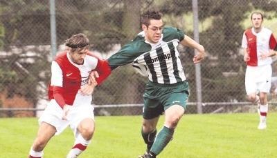 Auch durch Fouls war der SV Mulfingen (Oliver Brand, rechts) nicht zu stoppen. Der ESV Crailsheim wurde mit 5:1 nach Hause geschickt.Foto: Kurt Gesper Auch durch Fouls war der SV Mulfingen (Oliver Brand, rechts) nicht zu stoppen. Der ESV Crailsheim wurde mit 5:1 nach Hause geschickt.Foto: Kurt Gesper