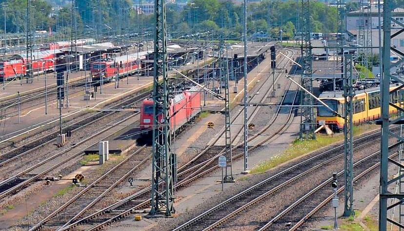 Der Blick vom Stellwerk-Fenster reicht über den Hauptbahnhof zum Wartberg.