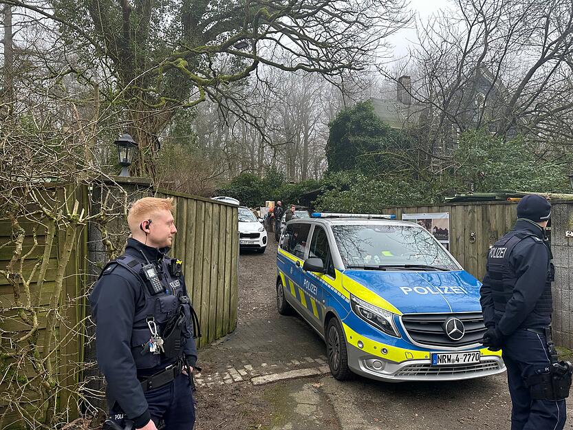 Polizeikräfte stehen im Januar 2024 vor einem Anwesen in Wuppertal. Bei einer Razzia durchsuchten die Beamten das Haus eines mutmaßlichen Reichsbürgers nach Waffen und Sprengstoff.