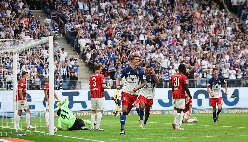 Erleichterung pur im Volkspark: Luca Vuskovic (M) hat zur F&uuml;hrung getroffen.