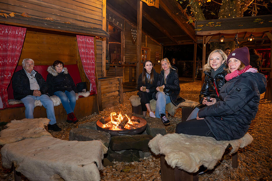Neben der Stimmung in den Partyhütten gibt es Winterdorf-Romantik am Lagerfeuer. Neben der Stimmung in den Partyhütten gibt es Winterdorf-Romantik am Lagerfeuer.
