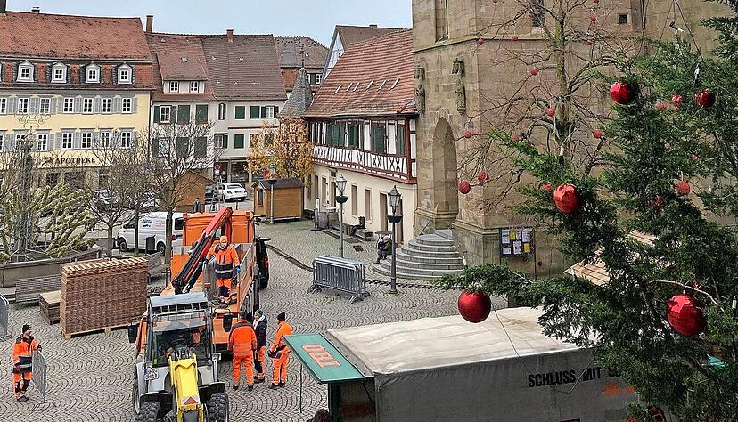 Die Gleise für die Dampfeisenbahn liegen bereits. Nachdem die Böden für die Hütten abgeladen werden, folgt die große Gastronomie-Hütte, die vor der Kirche stehen wird.