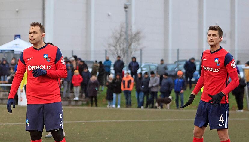 Trainer Thilo Baier (links) und Maximilian Egner werden nicht mehr zusammen für die SG Sindringen/Ernsbach auflaufen. Der ehemalige Oberliga-Spieler gab dem Club vor Weihnachten Bescheid, dass er nicht mehr zur Verfügung steht.
Foto: Marc Schmerbeck Trainer Thilo Baier (links) und Maximilian Egner werden nicht mehr zusammen für die SG Sindringen/Ernsbach auflaufen. Der ehemalige Oberliga-Spieler gab dem Club vor Weihnachten Bescheid, dass er nicht mehr zur Verfügung steht.
Foto: Marc Schmerbeck