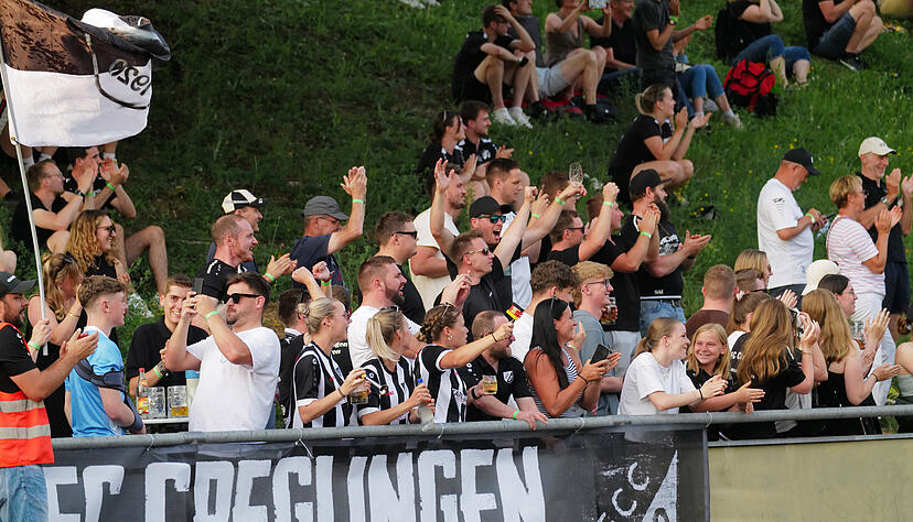Die Creglinger Fans jubeln über den Sieg.