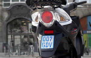 Die blaue Periode: Ab 1. M&auml;rz sind nur noch die neuen blauen Versicherungskennzeichen g&uuml;ltig. Foto: dpa